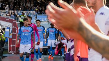 Los jugadores de Fiorentina (derecha) hacen un pasillo de honor a sus colegas de Napoli, flamantes campeones de la Serie A de Italia, el domingo 7 de mayo de 2023. (Alessandro Garofalo/LaPresse vía AP)