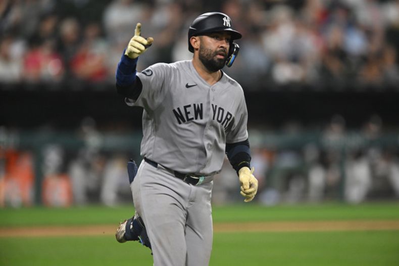 Ali Sánchez, de los Yankees de Nueva York, celebra después de batear un jonrón de tres carreras durante la octava entrada del juego de béisbol en contra de los Medias Blancas de Chicago, el lunes 27 de julio de 2026, en Chicago. (AP Foto/Paul Beaty)