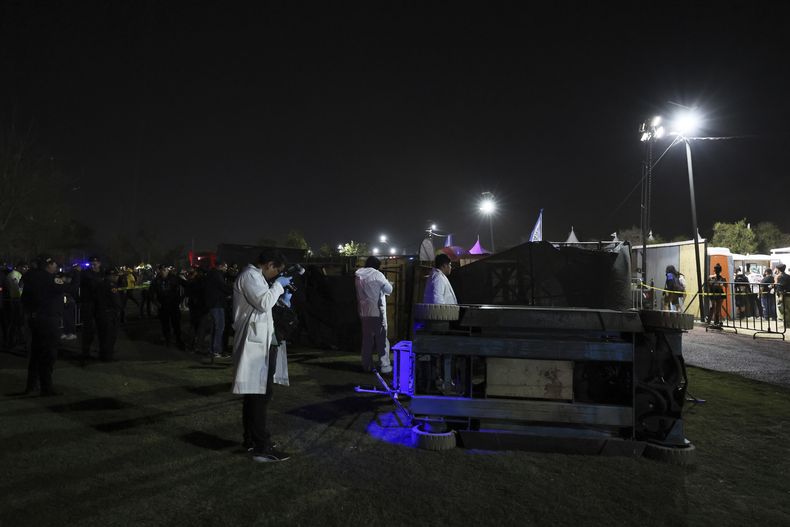 Investigadores examinan una estructura colapsada que provocó heridas mortales a dos personas en el festival AXE Ceremonia en el Parque Bicentenario en la Ciudad de México el sábado 5 de abril de 2025. (Foto AP/Ginnette Riquelme)