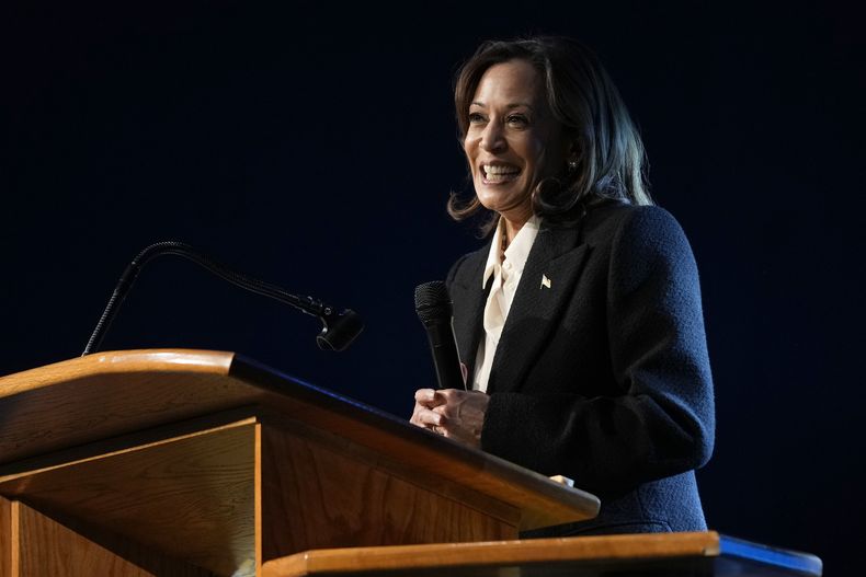 La candidata presidencial demócrata, la vicepresidenta Kamala Harris, sonríe durante una ceremonia religiosa, el domingo 13 de octubre de 2024, en Greenville, Carolina del Norte. (AP Foto/Susan Walsh)