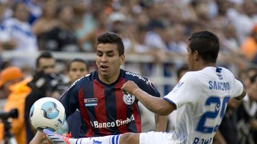 americateve | Angel Correa, de San Lorenzo, disputa un bal&oacute;n con Lucas Romero, de V&eacute;lez Sarsfield, durante el partido del domingo 15 de diciembre de 2013. San Lorenzo se coron&oacute; en este cojejo campe&oacute;n del Inicial argentino (AP Foto/Eduardo Di