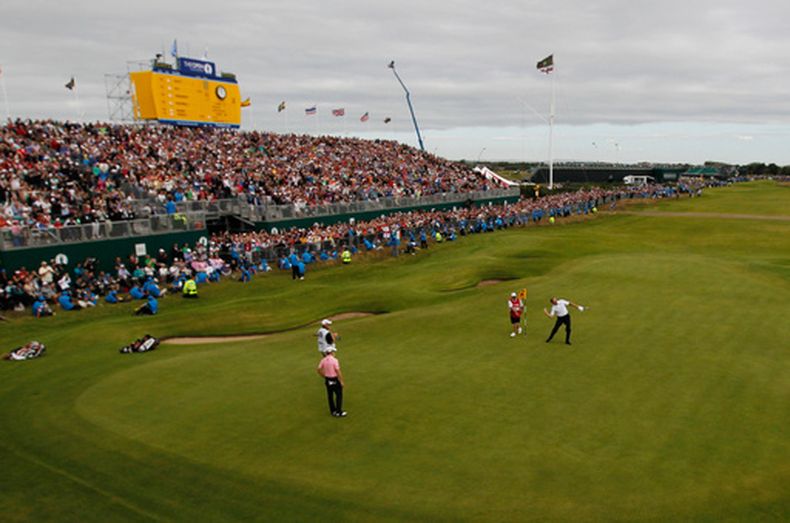 ARCHIVO - Ernie Els en el 18vo green de la última ronda del Abierto Británico en el campo de Royal Lytham & St Annes, el domingo 22 de julio de 2012. (AP Foto/Chris Carlson)