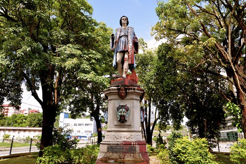 Una estatua vandalizada de Cristóbal Colón en la Plaza Colón de Puerto España, el 28 de agosto de 2024, en Trinidad y Tobago. (AP Foto/Robert Taylor, Archivo)