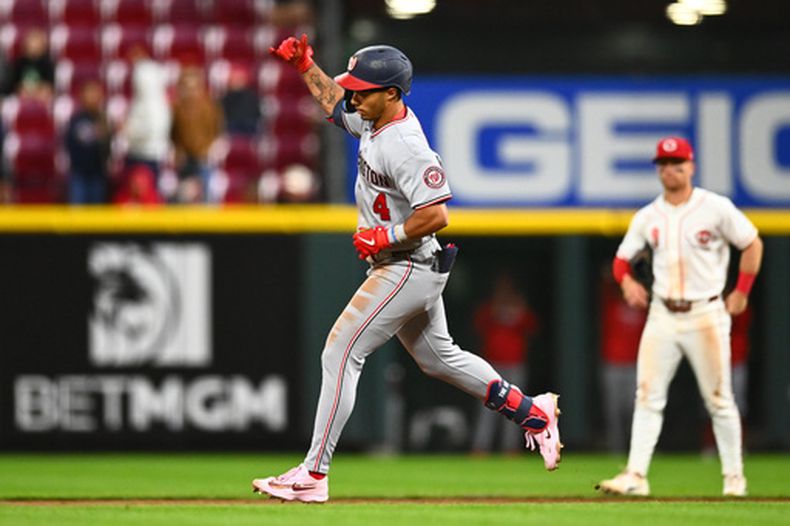 Daylen Lile (4), de los Nacionales de Washington, recorre las bases tras conseguir un jonrón ante los Rojos de Cincinnati, el miércoles 13 de mayo de 2026 (AP Foto/Ben Jackson)