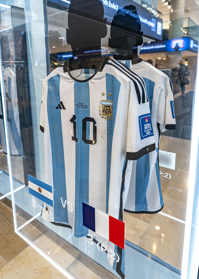 Camisetas que portó Lionel Messi en el encuentro de la final de la Copa Mundial de Argentina ante Francia exhibidas en las instalaciones de Sothebys el jueves 30 de noviembre del 2023 en Nueva York. (AP Foto/Peter K. Afriyie)