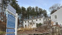 ARCHIVO - Un cartel de venta pendiente frente a una casa en Sudbury, Massachusetts, el sábado 2 de diciembre de 2023. (Foto AP/Peter Morgan, Archivo)