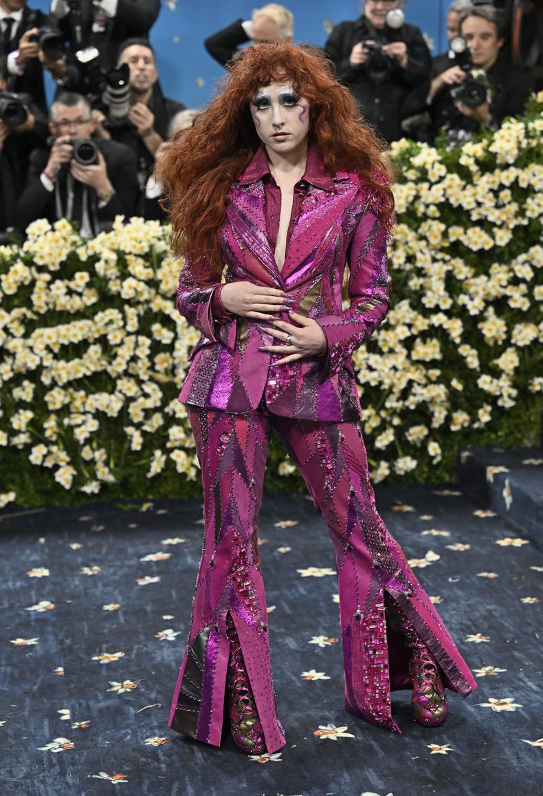 Chappelle Roan asiste a la gala benéfica del Instituto del Vestido del Museo Metropolitano de Arte que celebra la inauguración de la exposición Superfine: Tailoring Black Style el lunes 5 de mayo de 2025, en Nueva York. (Foto Evan Agostini/Invision/AP)