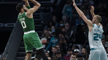 Celtics derrotan 115-101 a Hornets, con 44 puntos de Tatum