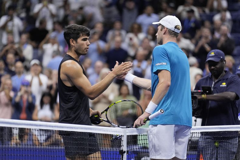 Botic van De Zandschulp saluda a Carlos Alcaraz tras su victoria en la segunda ronda del Abierto de Estados Unidos el jueves 29 de agosto del 2024. (AP Foto/Matt Rourke)