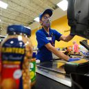 Un cajero marca precios de artículos en una tienda en Dallas, el 28 de agosto de 2025. (AP Foto/LM Otero, Archivo)