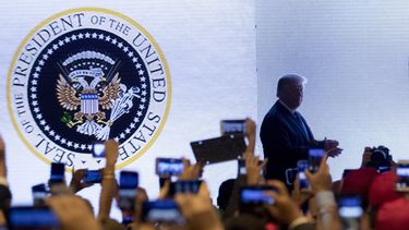 Casa Blanca dice que no advirtió sello presidencial alterado