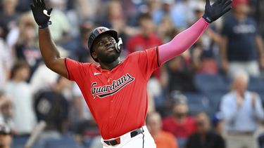 El dominicano Jhonkensy Noel, de los Guardianes de Cleveland, celebra tras batear un jonrón en el juego del martes 23 de julio de 2024 ante los Tigres de Detroit (AP Foto/Nick Cammett)