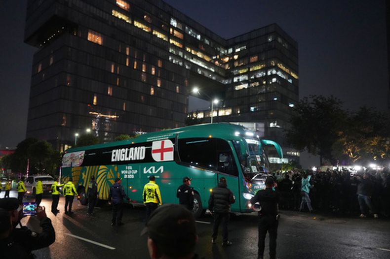 El equipo de la selección inglesa arriba al hotel de la Ciudad de México en la ronda de octavos de final de la Copa Mundial el viernes 3 de julio del 2026. (AP Foto/Eduardo Verdugo)