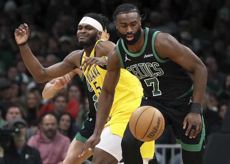 Jaylen Brown (7), de los Celtics de Boston, roba el balón a Jarace Walker (5), de los Pacers de Indiana, en el cuarto periodo del juego de baloncesto de la NBA, el viernes 27 de diciembre de 2024, en Boston. (AP Foto/Jim Davis)