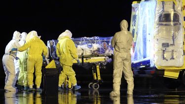 americateve | En esta foto suministrada por el ministerio de defensa espa&ntilde;ol, se procede a la transferencia de Manuel Garc&iacute;a Viejo, un sacerdote espa&ntilde;ol a quien diagnosticaron &eacute;bola mientras trabajaba en Sirera Leona, antes de salir de la ba