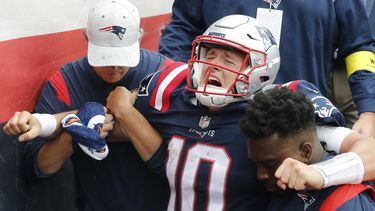 Jones, quarterback de Patriots, descartado pese a entrenar