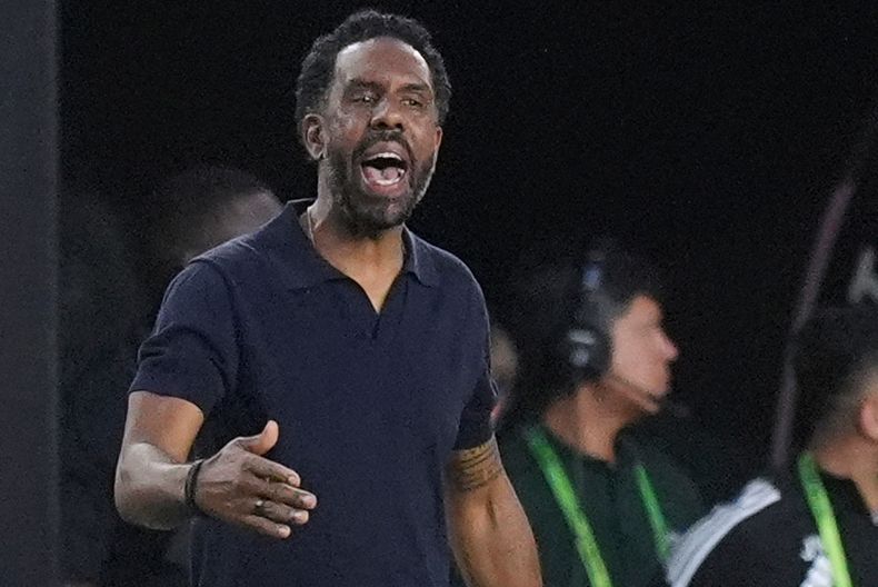 ARCHIVO - Wilfried Nancy, entrenador del Crew de Columbus, da indicaciones en un partido ante el Inter Miami, el sábado 31 de mayo de 2025 (AP Foto/Rebecca Blackwell, archivo)