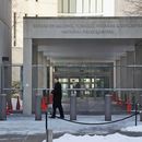 Un agente de seguridad camina frente a la entrada de la oficina central de la Agencia de Alcohol, Tabaco, Armas de Fuego y Explosivos de Estados Unidos, el 23 de enero de 2014, en Washington. (AP Foto/Charles Dharapak, Archivo)