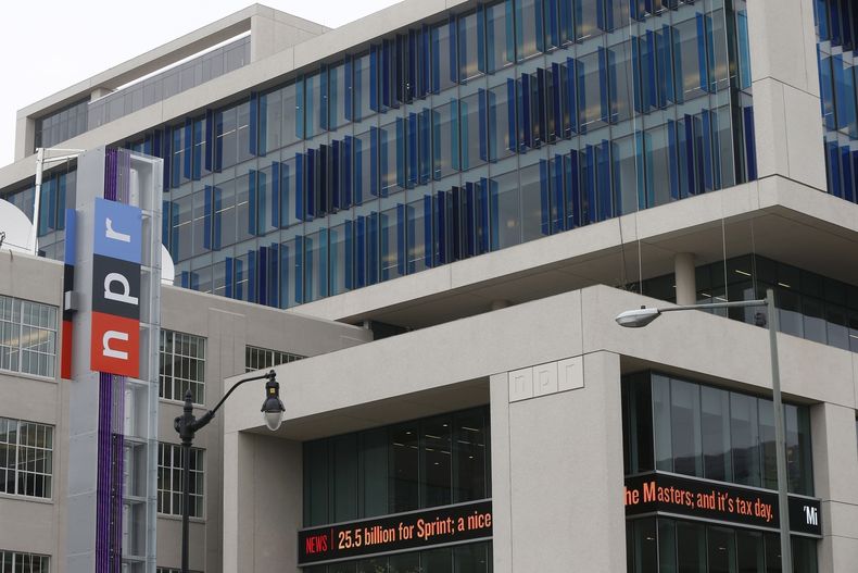 ARCHIVO – Las oficinas generales de la Radio Pública Nacional de Estados Unidos (NPR, por sus siglas en inglés) en Washington, el 15 de abril de 2013. (AP Foto/Charles Dharapak, Archivo)