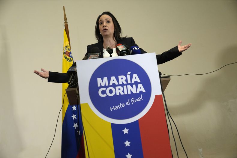 La líder opositora venezolana María Corina Machado da una conferencia de prensa a propósito de la inhabilitación para ejercer cargos públicos durante 15 años que pesa contra ella, en Caracas, Venezuela, el martes 4 de julio de 2023. (AP Foto/Ariana Cubillos)