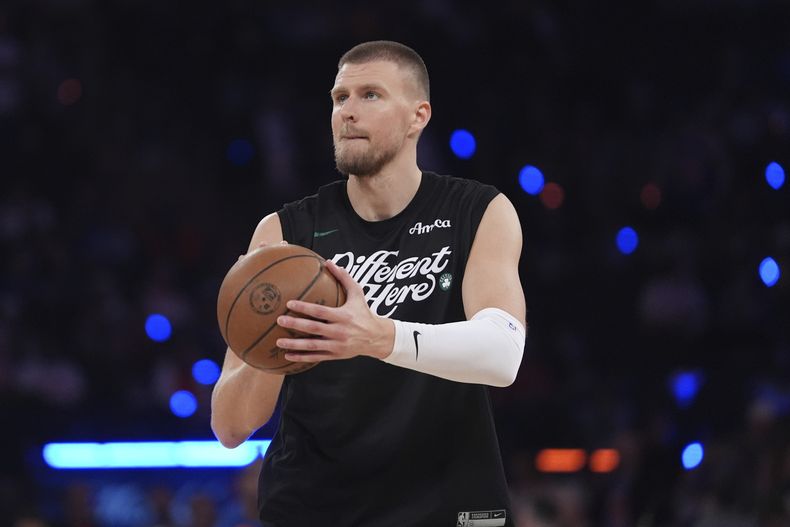 Kristaps Porzingis de los Celtics de Boston antes del Juego 6 de las semifinales de la Conferencia Este de los *playoffs* de baloncesto de la NBA entre los Knicks de Nueva York y los Celtics de Boston el viernes 16 de mayo de 2025 en Nueva York. (AP Photo/Frank Franklin II, Archivo)