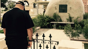 kcho ante la tumba del dictador castro: es mi comandante en jefe y lo extrano