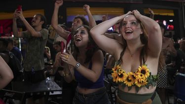 La gente celebra al saber que la película brasileña “Ainda estou aquí” ganó el Oscar al mejor largometraje internacional en Sao Paulo, el domingo 2 de marzo de 2025. (Foto AP/Ettore Chiereguini)