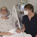 ARCHIVO - En esta foto suministrada por la Escuela de Medicina de la Universidad de Maryland, se ve a Lawrence Faucette acompañado por su esposa, Ann, en el hospital universitario de Baltimore, Maryland, en septiembre de 2023, antes de que le trasplantaran un corazón de cerdo. Faucette, la segunda persona en recibir un corazón de cerdo trasplantado, murió casi seis semanas después de la cirugía, anunciaron sus doctores el martes 31 de octubre de 2023. (Mark Teske/Escuela de Medicina de la Universidad de Maryland vía AP, Archivo)