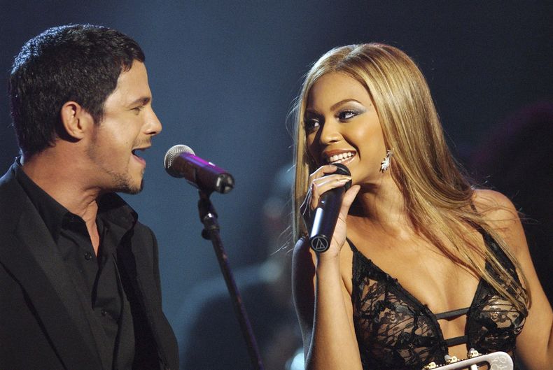 ARCHIVO - El cantante español Alejandro Sanz, izquierda, y Beyoncé Knowles, de Destinys Child, actúan durante la 44ª Entrega Anual de los Premios Grammy el 27 de febrero de 2002, en Los Ángeles. (Foto AP/Kevork Djansezian, archivo)