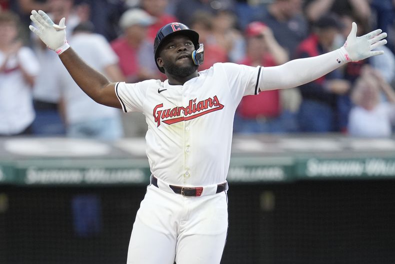 Jhonkensy Noel, de los Guardianes de Cleveland, celebra mientras cruza el plato con un cuadrangular en la cuarta entrada del juego de béisbol en contra de los Cachorros de Chicago, el lunes 12 de agosto de 2024, en Cleveland. (AP Foto/Sue Ogrocki)