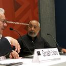 ARCHIVO - El escritor mexicano Gonzalo Celorio, a la izquierda, habla durante una mesa redonda sobre la obra del escritor cubano Leonardo Padura, a la derecha, en la Feria Internacional del Libro de Guadalajara, México, el viernes 4 de diciembre de 2015. (Foto AP/Berenice Bautista, archivo)