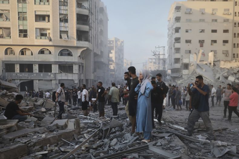 Los palestinos inspeccionan los daños después de un ataque del Ejército israelí contra un edificio en Ciudad de Gaza, el domingo 7 de septiembre de 2025. (AP Foto/Yousef Al Zanoun)