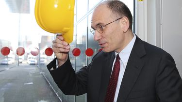 americateve | El primer ministro italiano Enrico Letta se pone un casco durante su visita a la feria de Turismo de Mil&aacute;n, en Italia, el martes 11 de febrero de 2014. Letta, del Partido Democr&aacute;tico, tiene dificultades para conservar el cargo y seg&uacute;n