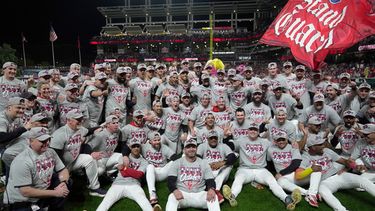 Los jugadores y coaches de los Guardianes de Cleveland celebran su victoria ante los Medias Blancas de Chicago en la serie divisional de la Liga Americana, el sábado 10 de octubre de 2026, en Cleveland. (AP Foto/Sue Ogrocki)