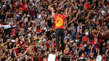 americateve | Los hinchas egipcios alientan a su selecci&oacute;n nacional antes del encuentro con Senegal por la clasificaci&oacute;n para la Copa Africana en El Cairo el 15 de noviembre del 2014. Egipto qued&oacute; entre los cuatro candidatos para organizar la Copa