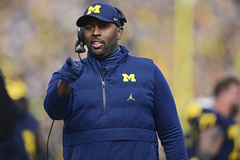 Sherrone Moore, entrenador suplente de Michigan, reacciona tras una consulta de la repetición en video durante el partido del 25 de noviembre de 2023, ante Ohio State (AP Foto/David Dermer, archivo)