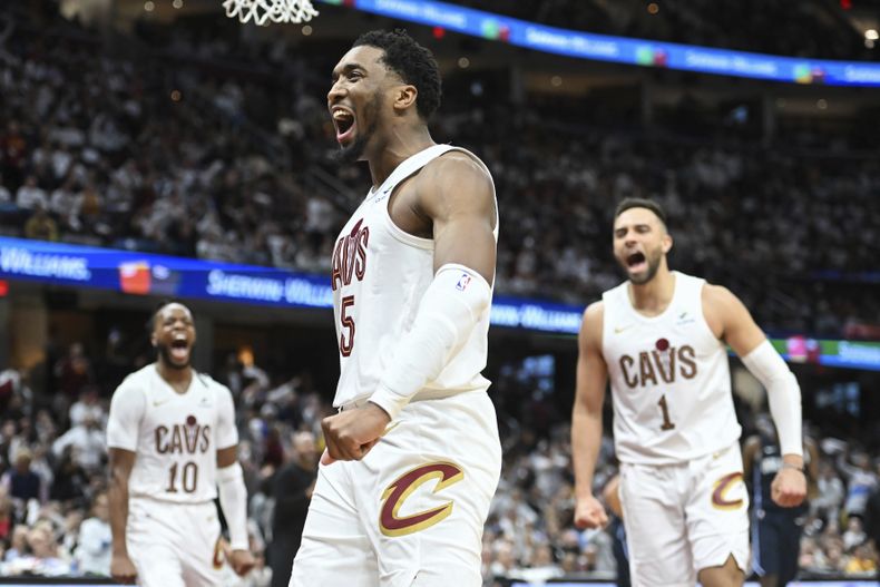 ARCHIVO - Donovan Mitchell (45), de los Cavaliers de Cleveland, celebra una falta ofensiva contra el Magic de Orlando durante la segunda mitad del primer partido de la serie de playoffs de primera ronda de la NBA, el 20 de abril de 2024, en Cleveland. El escolta All-Star Donovan Mitchell acordó una extensión de contrato de tres años y 150,3 millones de dólares con los Cavaliers, dijo a The Associated Press el martes 2 de julio una persona familiarizada con la decisión. (AP Foto/Nick Cammett, Archivo)