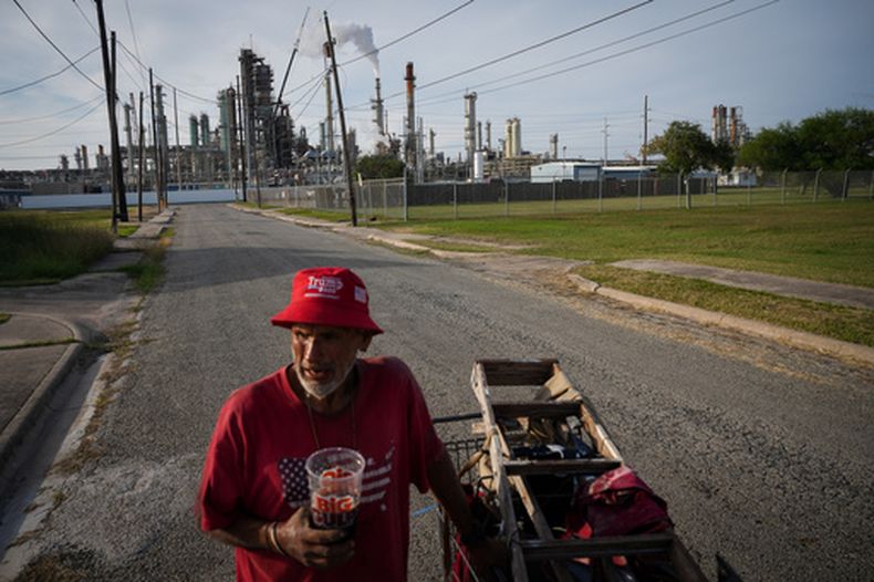 Gavino Rivera habla sobre el vecindario de Hillcrest, mientras busca metal usado cerca de una refinería de Citgo en Corpus Christi, Texas, el 16 de noviembre del 2023. (Jon Shapley/Houston Chronicle via AP)