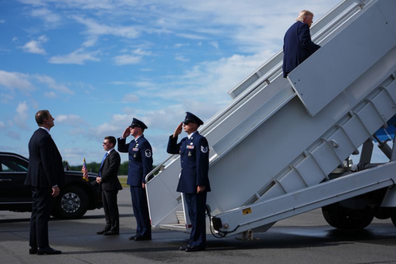 El presidente Donald Trump se sube al Air Force One en el aeropuerto de Reading, Pensilvania, el 23 de junio del 2026. (AP foto/Julia Demaree Nikhinson)