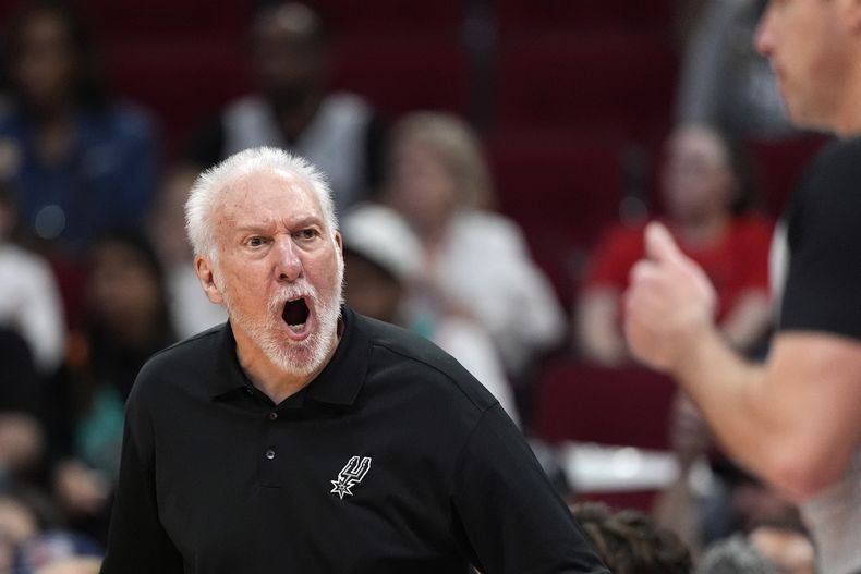 ARCHIVO - Foto del 5 de marzo del 2024, el entrenador de los Spurs de San Antonio Gregg Popovich le grita al oficial Josh Tiven tras no marcar una falta en el encuentro ante los Rockets de Houston. El jueves 27 de febrero del 2025, Popovich anuncia que no volverá a entrenar esta temporada. (AP Foto/David J. Phillip, Archivo)
