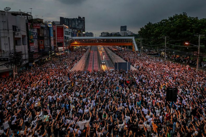 Una manifestación prodemocracia en Bangkok, Tailandia, el 19 de octubre de 2020. (Foto AP/Sakchai Lalit, Archivo)