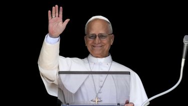 El papa León XIV ofrece su bendición mientras recita la plegaria del Angelus desde la ventana de su estudio con vistas a la plaza de San Pedro en el Vaticano, el domingo 31 de agosto de 2025. (AP Foto/Andrew Medichini)