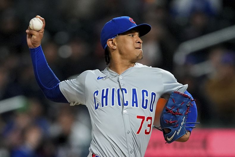 El lanzador venezolano de los Cachorros de Chicago Adbert Alzolay (73) lanza durante la sexta entrada del juego de béisbol ante los Mets de Nueva York, el martes 30 de abril de 2024, en Nueva York. (AP Foto/Julia Nikhinson)