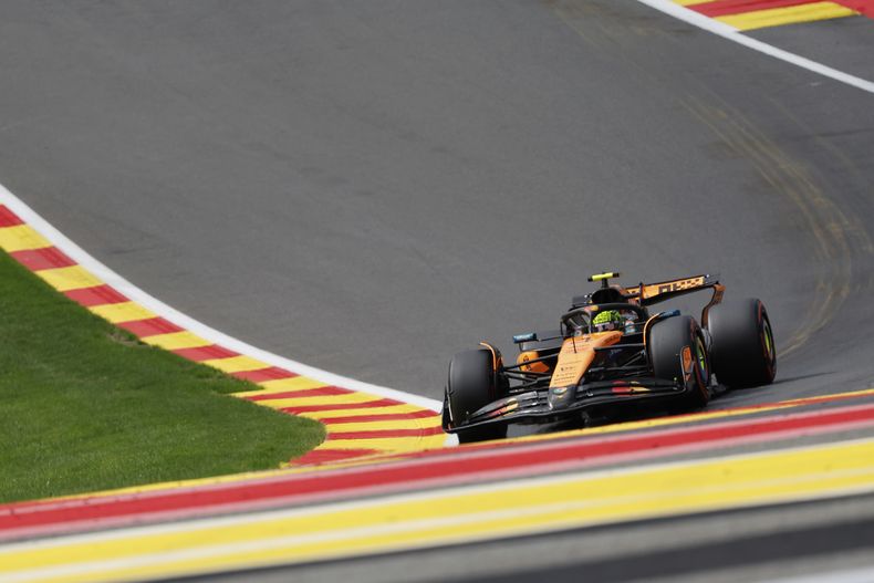 El piloto de McLaren, Lando Norris, de Gran Bretaña, conduce su coche durante la clasificación previa al Gran Premio de Fórmula Uno en el circuito de Spa-Francorchamps en Spa, Bélgica, el sábado 26 de julio de 2025. (AP Photo/Geert Vanden Wijngaert)