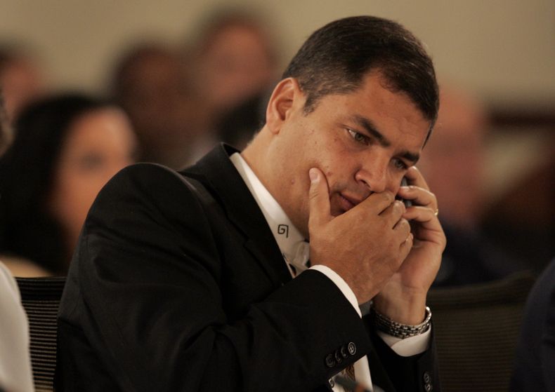 En esta fotograf&iacute;a de archivo del viernes 7 de marzo de 2008, el presidente ecuatoriano Rafael Correa habla por tel&eacute;fono durante la 20ma Cumbre del Grupo de R&iacute;o en Santo Domingo. Correa inicia una gira por pa&iacute;ses europeos el s&