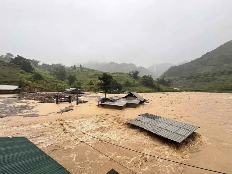 Casas sumergidas por las inundaciones tras el paso del tifón Yagi por la provincia de Yen Bai, en el noroeste de Vietnam, el domingo 8 de septiembre de 2024. (Do Tuan Anh/ VNA via AP)