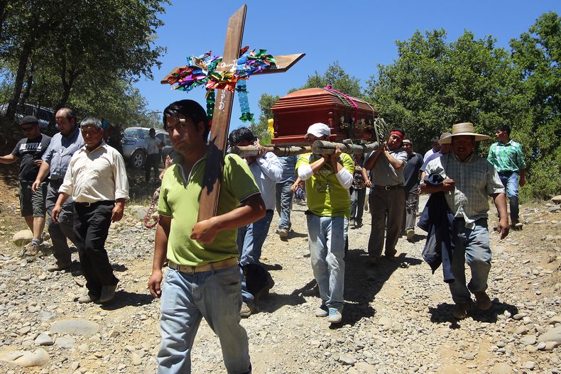 Varias personas cargan el ata&uacute;d de Nicolasa Quintrem&aacute;n, una l&iacute;der de los ind&iacute;genas Mapuche, durante su funeral en Ralco, Chile, el viernes 27 de diciembre de 2013. El cad&aacute;ver de Quintrem&aacute;n, de 73 a&ntilde;os, fue