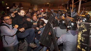 americateve | Trabajadores del metro se enfrentan con polic&iacute;as en una estaci&oacute;n del metro el lunes, 9 de junio de 2014, en Sao Paulo. (AP Photo/Mario Angelo)