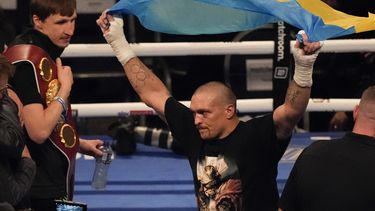 Usyk se va de Ucrania y se prepara para revancha con Joshua