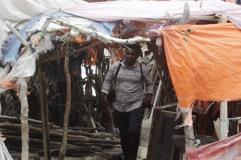 Un hombre sale de casas improvisadas en la playa, tras un ataque en Mogadiscio, Somalia, el sábado 3 de agosto de 2024. (AP Foto/Farah Abdi Warsameh)